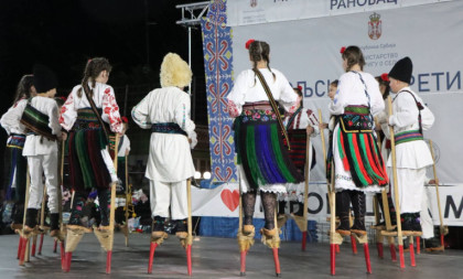 Kolo na štulama oduševilo Srbiju! Miholjski susreti okupili 9.000 ljudi u 160 sela