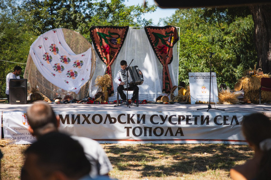 Kolo na štulama oduševilo Srbiju! Miholjski susreti okupili 9.000 ljudi u 160 sela