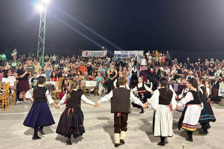 Srbija ovog vikenda vraća vreme unazad! Guraće zaprežna kola, kositi travu i kuvati kotliće - evo gde počinje fešta