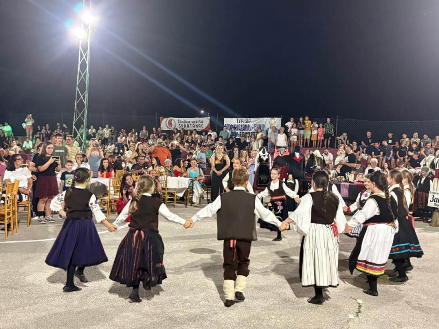 Kolo na štulama oduševilo Srbiju! Miholjski susreti okupili 9.000 ljudi u 160 sela