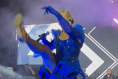 Lepa Brena pala na koncertu u Crnoj Gori! U sekundi je završila na podu, odmah pritrčali da joj pomognu! (VIDEO)