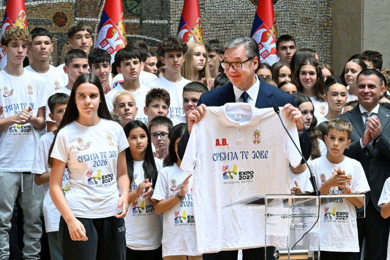 Vučić dočekao vatrogasce-spasioce koji su u Španiji gasili požare: Hvala na hrabrosti, postaraćemo se za vaša primanja!