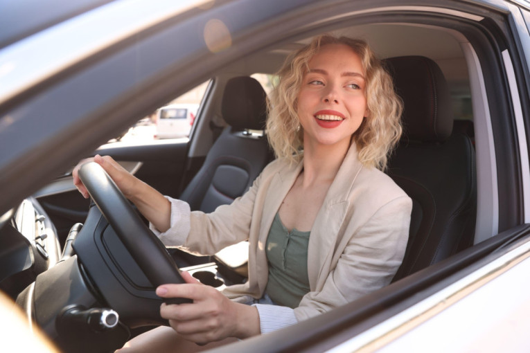 Razbijeno jaje na haubi automobila nije bezazleno: Ako ga primetite, nikako ne izlazite iz vozila