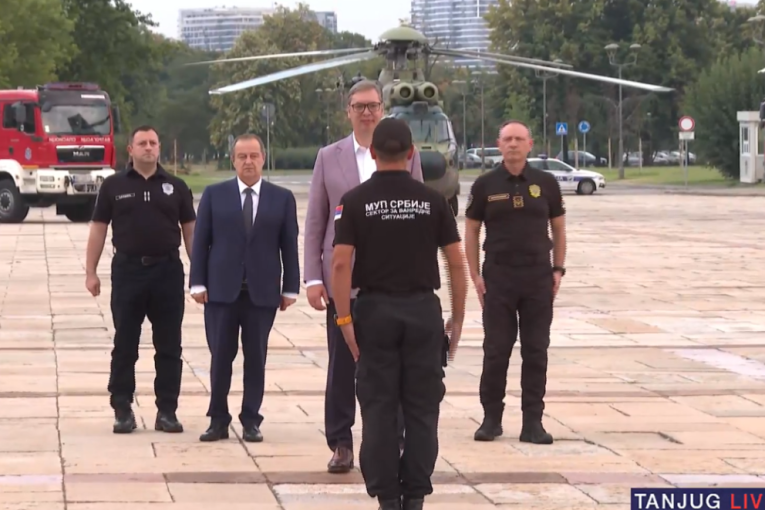 Vučić dočekao vatrogasce-spasioce koji su u Španiji gasili požare: Počela svečanost ispred Palate Srbija (VIDEO)