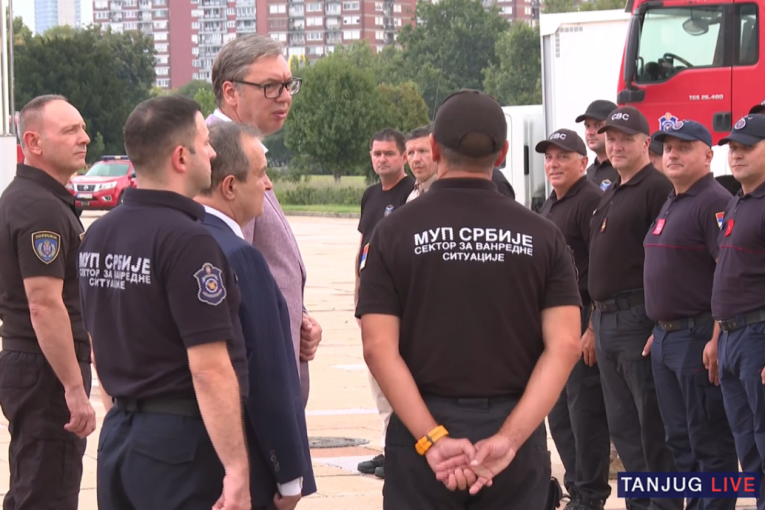 Vučić dočekao vatrogasce-spasioce koji su u Španiji gasili požare: Hvala vam na hrabrosti i posvećenosti, postaraćemo se za vaša primanja