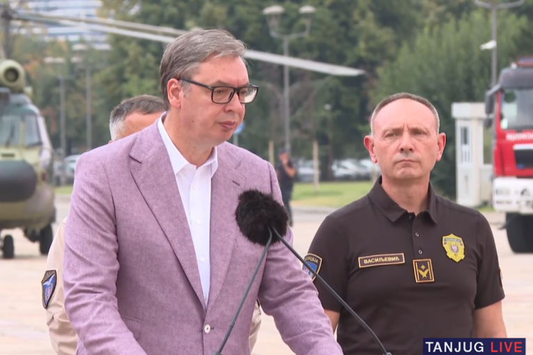 Vučić dočekao vatrogasce-spasioce koji su u Španiji gasili požare: Hvala na hrabrosti, postaraćemo se za vaša primanja!