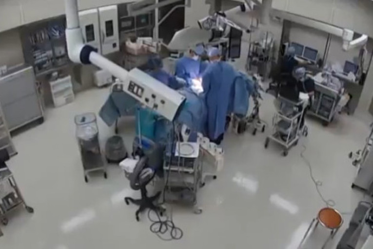 Scena kao iz horor filma: Doktori izvodili zahvat nad pacijentom na operacionom stolu, a onda je sve krenulo da se trese... (VIDEO)