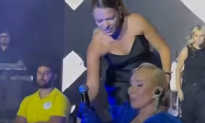 Brenin potez posle pada razbesneo javnost: Devojka joj pružila ruku, ona je besno otrgla (VIDEO)