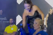 Brenin potez posle pada razbesneo javnost: Devojka joj pružila ruku, ona je besno otrgla (VIDEO)
