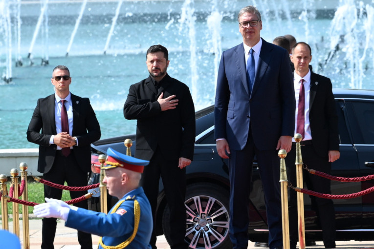 Vučić i Zelenski oči u oči: Priređen svečani doček za ukrajinskog predsednika, veliki broj gardista ispred Palate Srbija (FOTO/VIDEO)
