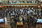 Jajima na Kurtija! Iznervirao koleginicu, lepo mu pokazala šta misli o njemu! (VIDEO)