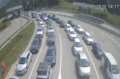 Pakao na putu ka moru: Kilometarske kolone na granici, vozači satima zaglavljeni na vrućini