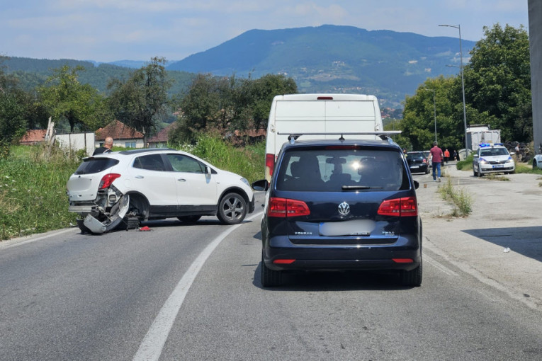 Nesvakidašnji prizor kod Prijepolja: Automobil sa beogradskim tablicama ostao bez oba točka