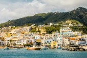 Svi idu na Kapri, a ovo italijansko ostrvo nudi sličan mediteranski šarm: Čekaju vas termalni izvori, prelepe plaže i vrhunska hrana (FOTO)
