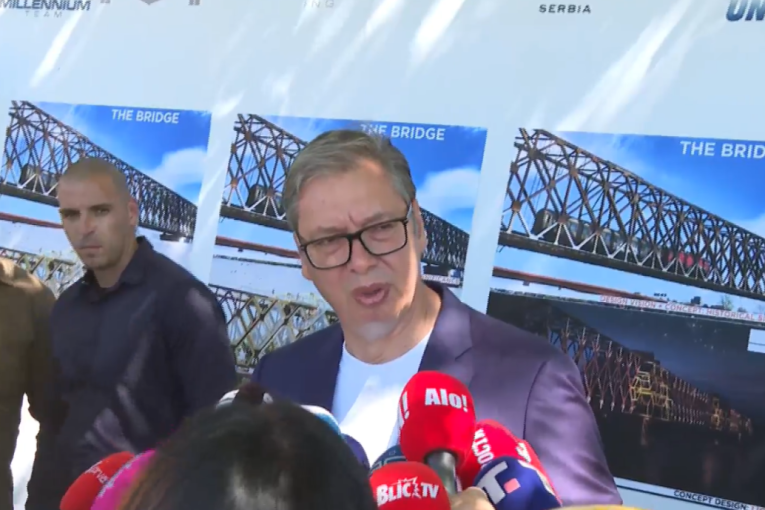 Vučić obilazi radove na Starom železničkom mostu: Predsednik i nedeljom na terenu, radnike oduševio jednim gestom