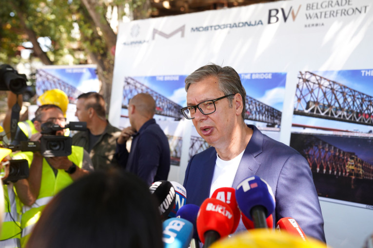 Vučić: Ne sedimo na više stolica, imamo samo svoju - srpsku stolicu