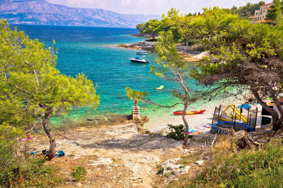 Na ovoj plaži na Jadranu muškarcima je ulaz strogo zabranjen! Čuvar stoji na kapiji, a žene iz celog sveta dolaze zbog jedne stvari!