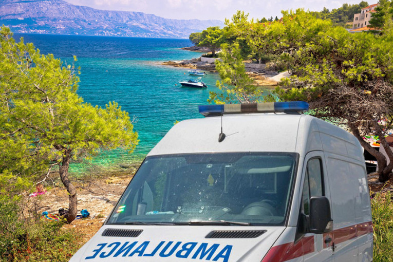 Drama na plaži na Jadranu: Ogroman bor se obrušio na turiste, među povređenima i deca (VIDEO)