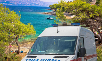 Drama na plaži na Jadranu: Ogroman bor se obrušio na turiste, među povređenima i deca (VIDEO)