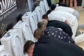 Bizarna "Igra prestola": Pili iz WC šolja za 100.000 rubalja