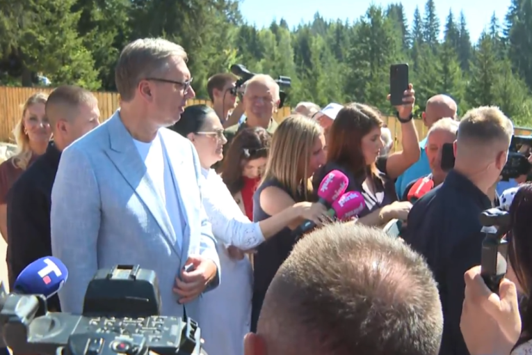 Vučić stigao u Prijepolje: Predsednik razgovara sa građanima i sluša njihove probleme (FOTO/VIDEO)