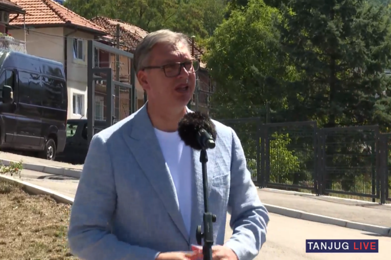 Predsednik se obraća u Prijepolju! Odjekuje "Aco Srbine" i "POBEDA" (FOTO/VIDEO)