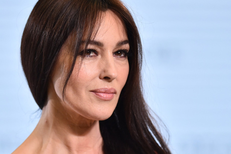 Monika Beluči u novom filmu preti nožem mužu, jede sitne kolače i stalno viče: Pogledajte o čemu se radi (VIDEO)
