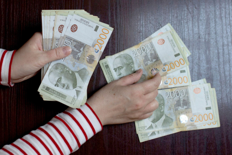 Gde nam nestane 20.000 dinara mesečno, a da ni ne primetimo? Evo šta nam krišom prazni novčanik
