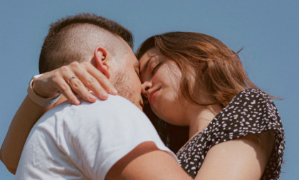 Nauka otkriva gde stanuje ljubav: Od "leptirića" u stomaku do klecanja kolena, ovo se dešava u telu kada se zaljubite