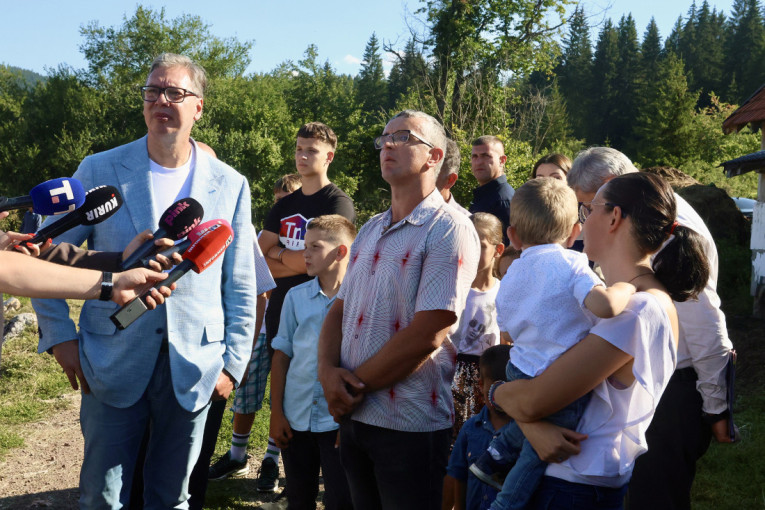 Vučić: Izgradićemo do 30 km seoskih puteva u Novoj Varoši! Posetio porodicu Purić - Nama u selima nije problem natalitet, već u gradovima
