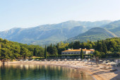 Neverovatne cene u Crnoj Gori: Na ovoj plaži komplet ležaljki 240 evra!