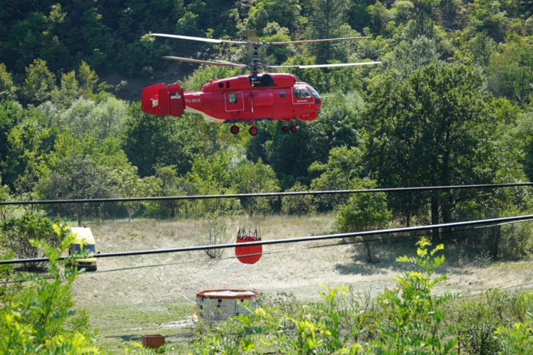 Bukti požar i dalje na Stolovima, helikopterska jedinica i desetine vatrogasaca na terenu: Jak vetar i visoka temperatura pogoršavaju stanje