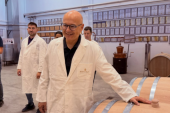 Vučević obišao destileriju "Emperus": Treba podržati porodične projekte jer to može da pokrene desetine porodica (FOTO/VIDEO)