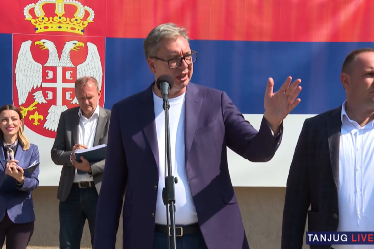 Vučić stigao u Lučane: Fabrika će još dugo da radi! Tito nije ni upola uradio od onoga što smo mi uradili (VIDEO)