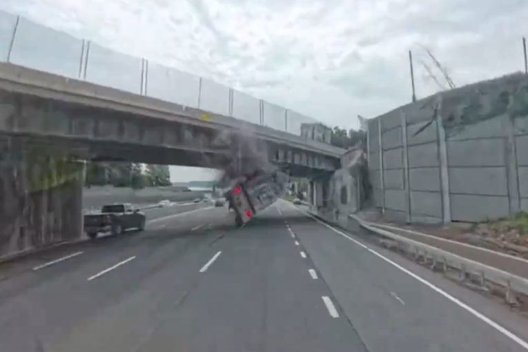 Drama na auto-putu! Kamion udario u nadvožnjak i prevrnuo se, čudo je kako nema mrtvih (VIDEO)
