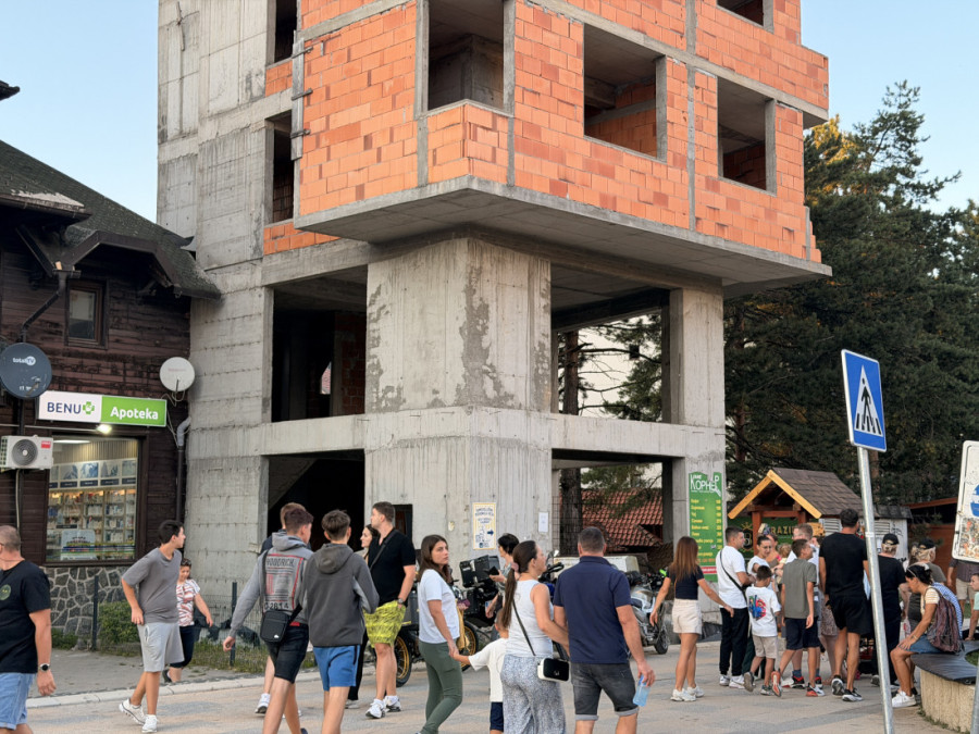 Kao da su je sklapali iz kinder jaja: Neobična građevina u centru Zlatibora i ovog leta privlači pažnju prolaznika (FOTO)