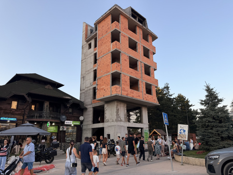 Kao da su je sklapali iz kinder jaja: Neobična građevina u centru Zlatibora i ovog leta privlači pažnju prolaznika (FOTO)