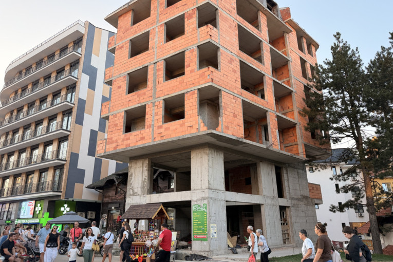 Kao da su je sklapali iz kinder jaja: Neobična građevina u centru Zlatibora i ovog leta privlači pažnju prolaznika (FOTO)