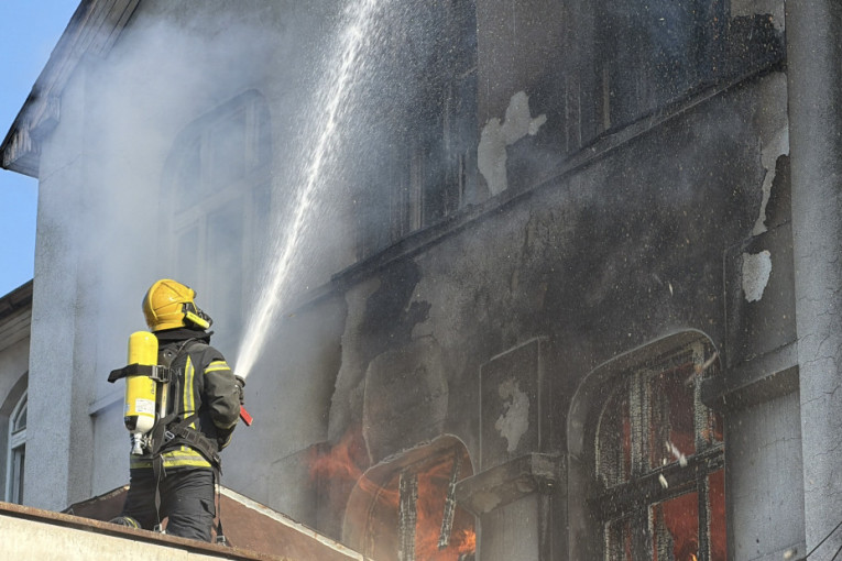 Plamen je ogroman: Veliki požar izbio u lokalu u centru Zlatibora