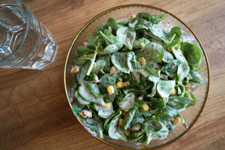 Hrskava, kremasta i osvežavajuća: Ova salata je idealna za tople letnje dane (RECEPT)