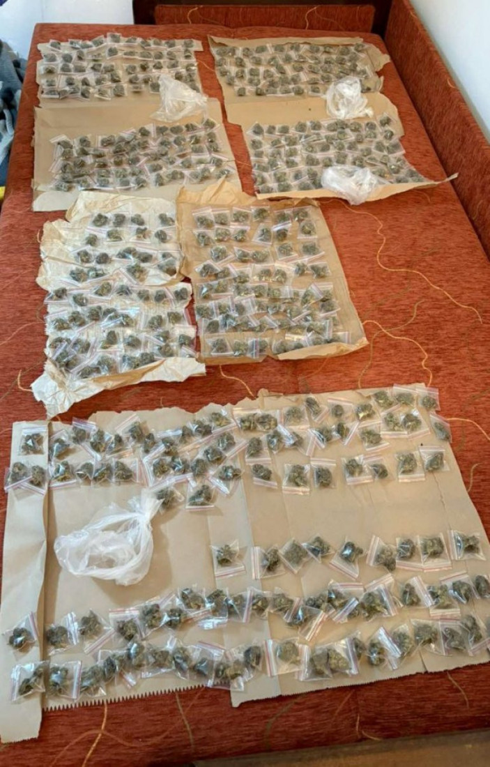 Pao diler tinejdžer na Čukarici: U stanu krio više od tri kilograma marihuane (FOTO)