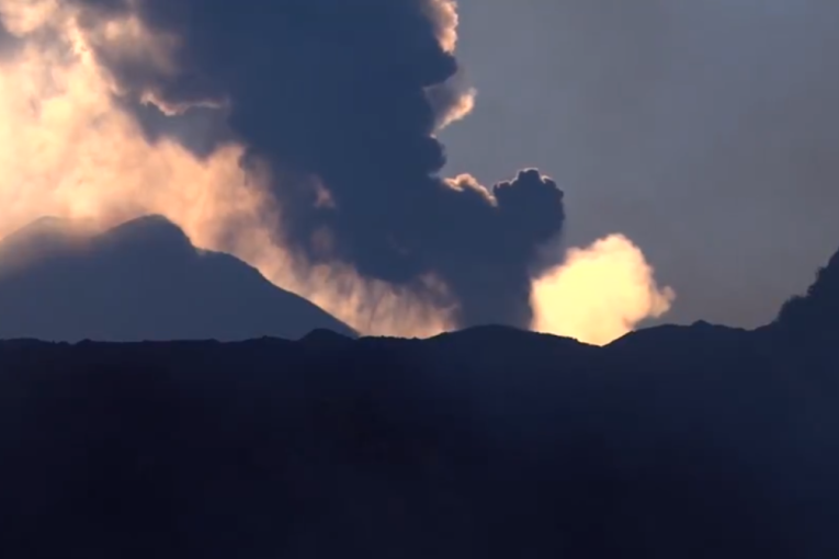 Zatvoreni aerodromi na Siciliji, hilajde putnika zarobljene: Erupcija Etne začepila ostrvo (VIDEO)