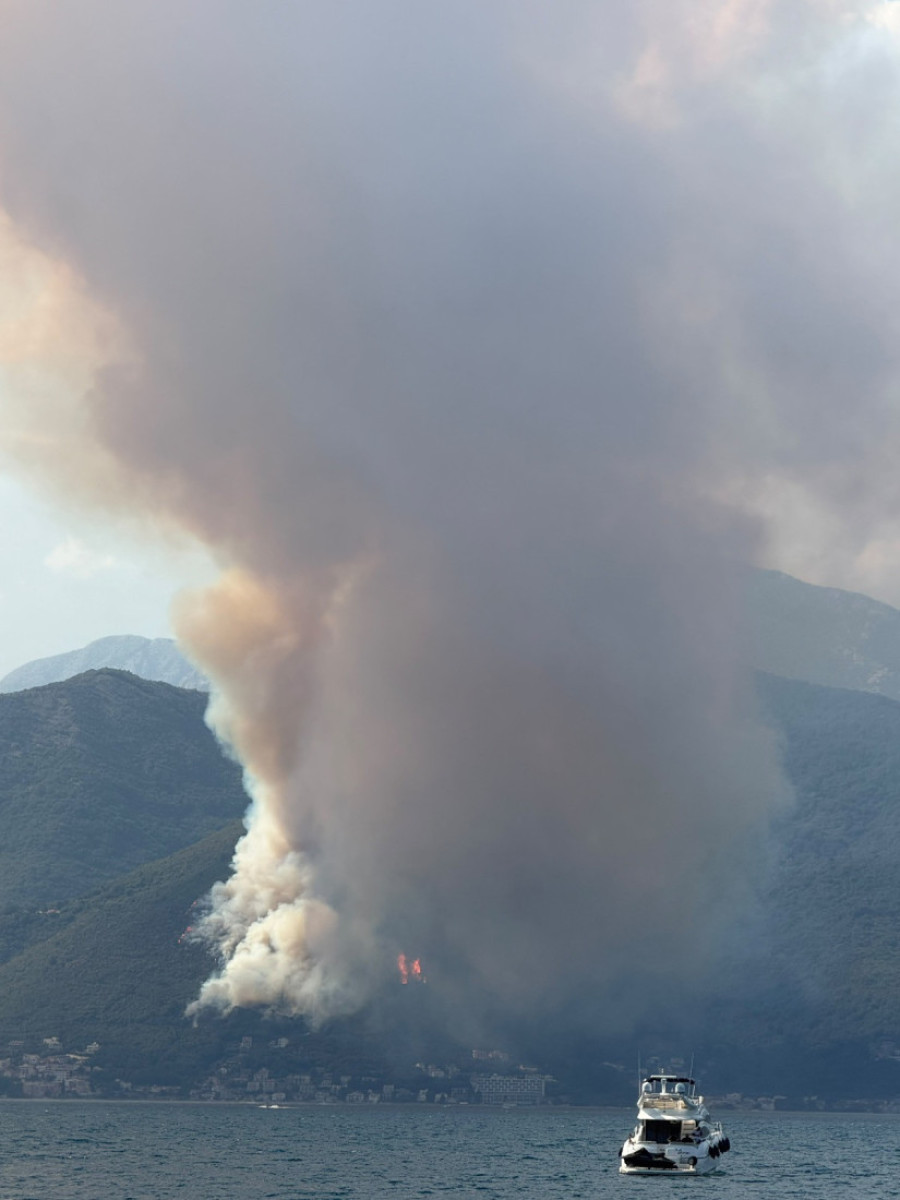 Požar zahvatio kuće kod Herceg Novog, ugrožen i Porto Novi: Počinje evakuacija hiljada turista! (FOTO/VIDEO)
