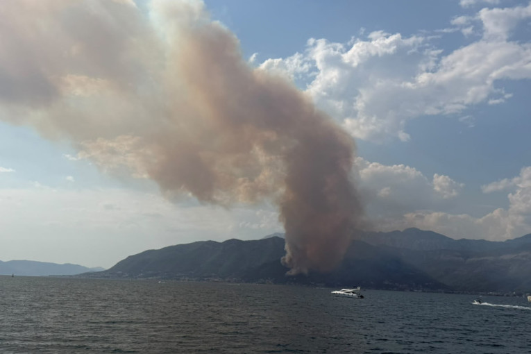 Drama u Boki: Požar zahvatio prve kuće, počinje evakuacija hiljada turista! (FOTO/VIDEO)