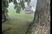 Kamera zabeležila jeziv trenutak: Snimao i smejao se, sekund kasnije grom je udario pravo u njega (VIDEO)