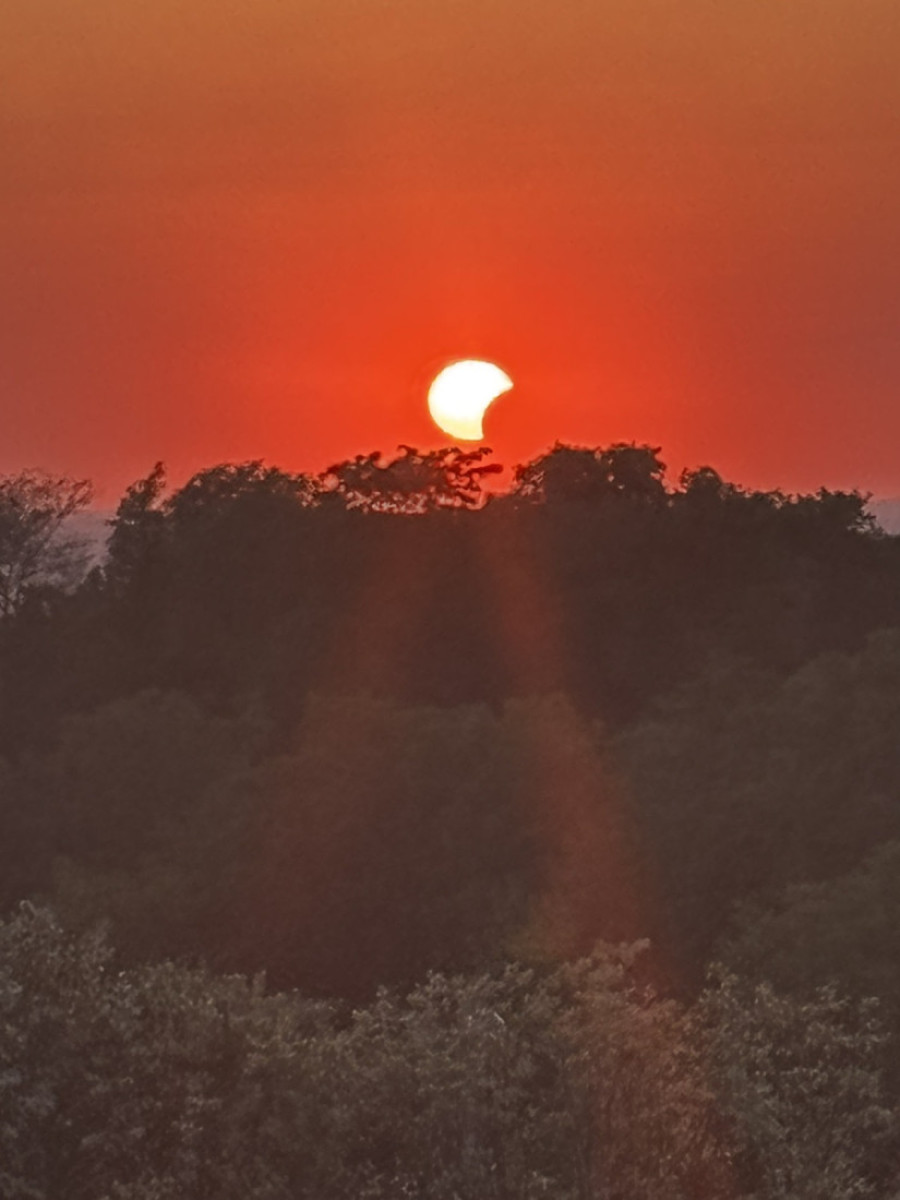 Beograđani gledali u nebo bez daha! Sunce "nestajalo" pred njihovim očima, ovako je izgledao spektakl (FOTO/VIDEO)