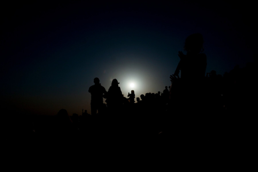 Španija na trenutak utonula u mrak! Mesec progutao Sunce, ovakve slike se ne viđaju svaki dan (FOTO GALERIJA)