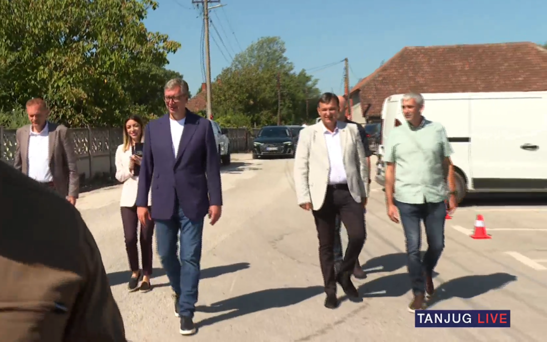 Vučić razgovarao sa narodom i rešavao probleme na jugoistoku Srbije: Sve ovo gura zemlju napred (FOTO)