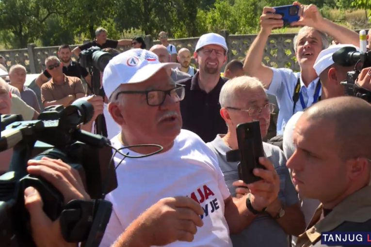 Vučić razgovarao sa narodom i rešavao probleme na jugoistoku Srbije: Sve ovo gura zemlju napred (FOTO)
