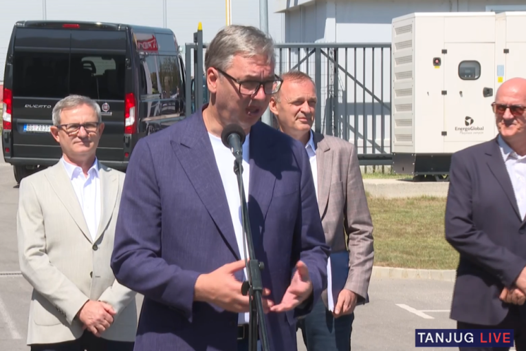 Vučić razgovarao sa narodom i rešavao probleme na jugoistoku Srbije: Sve ovo gura zemlju napred (FOTO)